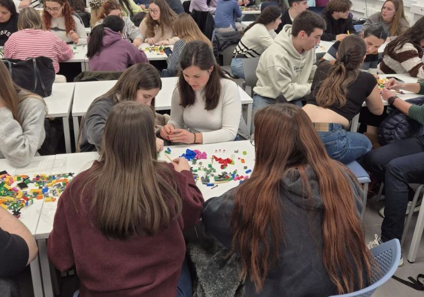 Estudiants realitzant el taller.